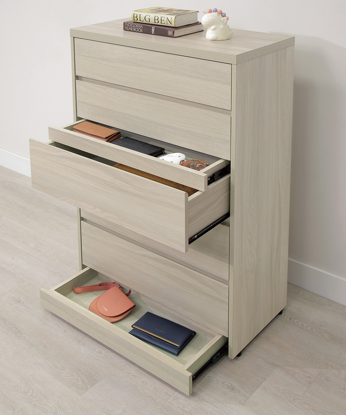 克勞黛雙暗抽五斗櫃